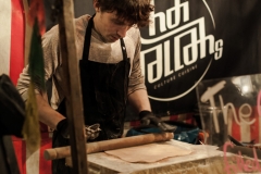 Markthalle 9 -Ausrollen des Hefteiges